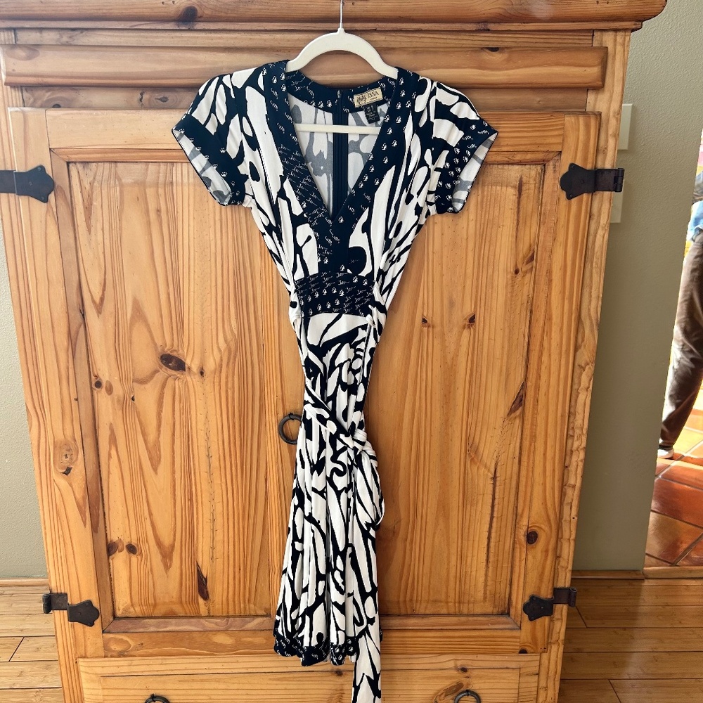 ISSA London Dress 100% Silk Black and White Tie V Neck Zip Up Midi Sz 2